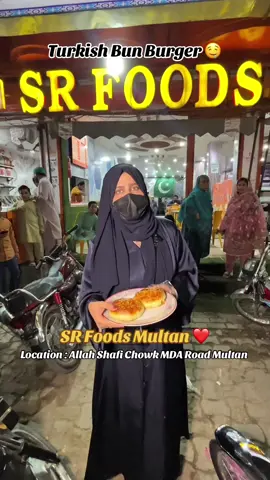Tandoori bun Burger 😍  SR Foods Multan  location : Allah shafi Chowk Multan #trending #trendingsong #saraiki #Foodie #multan 