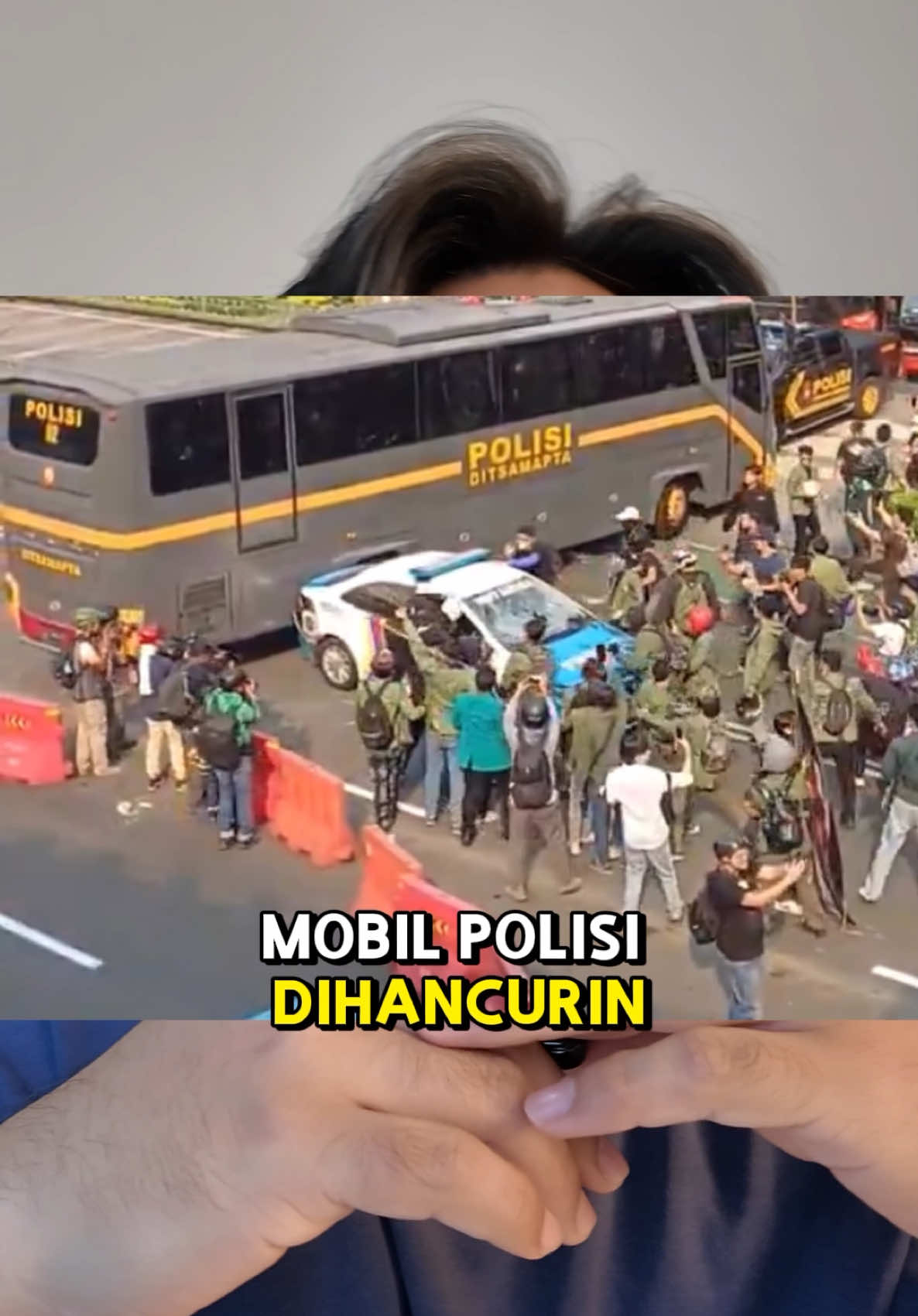 Biar kagak ngerusak halte. Sama pintu tol