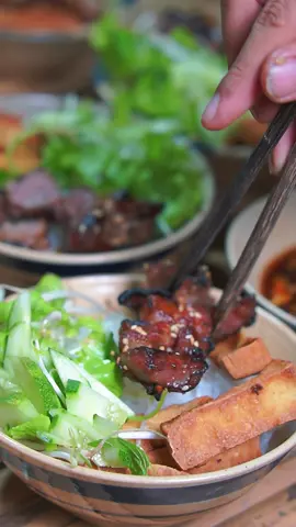 Chỉ cần chén nước tương pha khéo, thêm chút rau vườn nhà… là có ngay tô bún quê đơn giản mà ngon bất ngờ 🌿🍜 #nabenbep #bunnuoctuong 