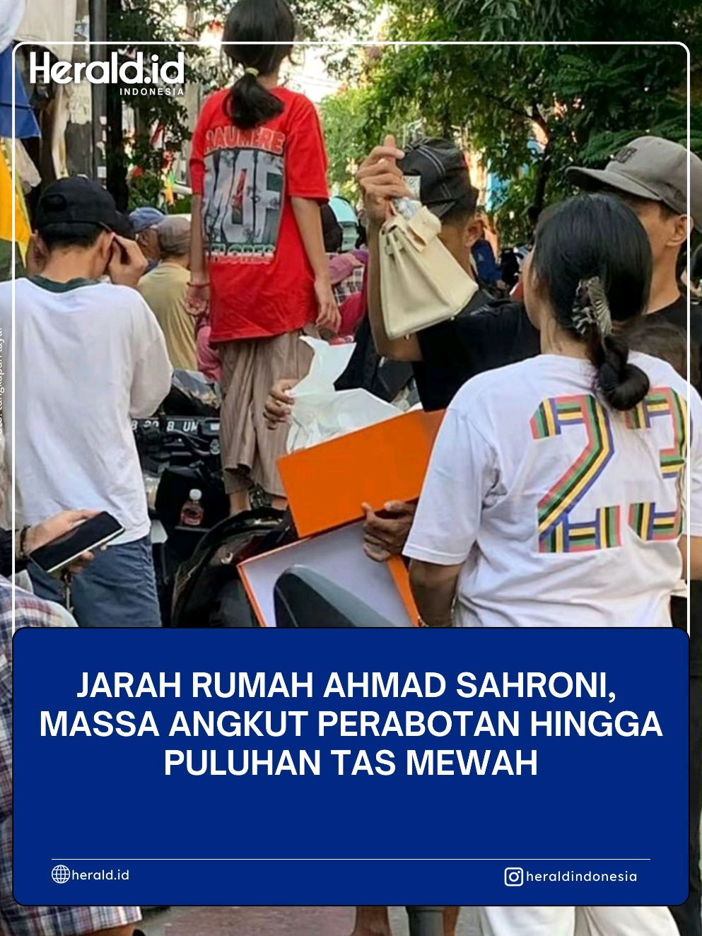 Melalui pesan Whataspp pada Sabtu (29/8/2025) beredar video massa menjarah rumah anggota DPR RI Ahmad Sahroni. Dari foto dan rekaman video yang dilihat oleh Herald Indonesia, massa tampak mengangkut perabotan, sepatu, tas mewas sejumlah 16 box Hermes dan 15 box Chanel yang diperkirakan nilainya mencapai milyaran rupiah.  _____ Follow @heraldindonesia https://herald.id Selalu ada yang baru 😊 #ahmadsahroni #massa #demo #jarah #fyp 