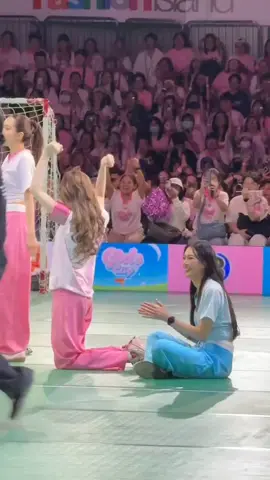 สีชมพู มาหาสีฟ้าอีกแล้ว#GirlsCupPresentedbyมาม่า #CH3GirlsCup2025 #LingLingKwong #lingorm #tiktokviral 