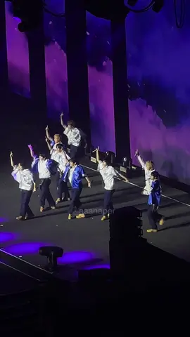 Guys naiiyak na ako 😭😭😭 AHOF PERFORMING BUTTERFLY!!! FULL CIRCLE FOR US 😭😭😭 @AHOF #AHOF #AHOFinManila #RENDEZVOUSinManila #AHOF1stPhilippineFancon 