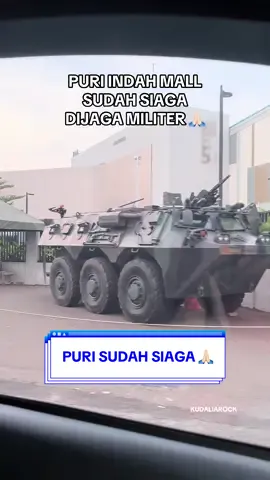 Ada yang ke Puri Indah Mall hari ini & melihat militer di depan parkiran? 😂 #PuriIndahMall #Militer #Demo #Indonesia 