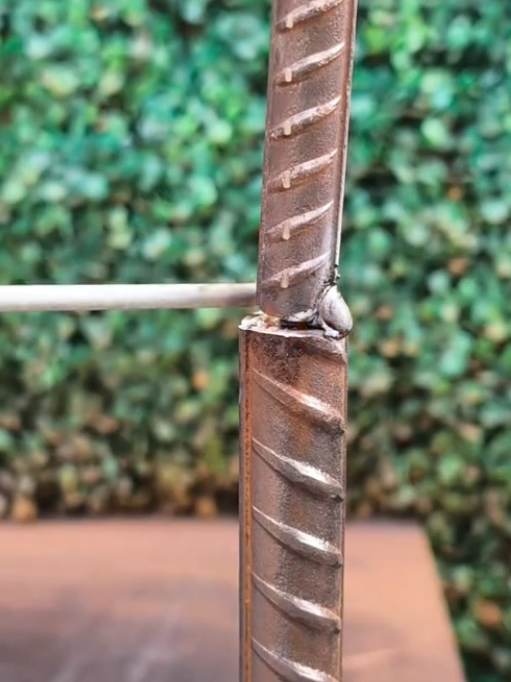 We need to understand as welding beginners how to connect the roots of strong iron reinforcement #welding #art #handcrafted #tricks #diy 