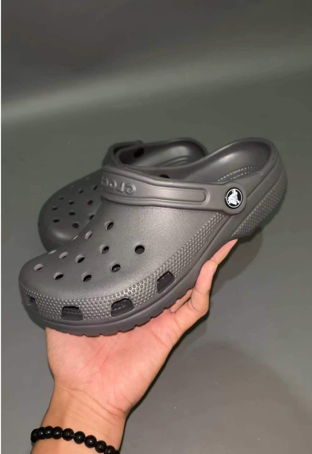🩶 Crocs Classic Grey = simpel, clean, dan gampang match ke semua outfit ✨ Link In Bio!!! #crocs