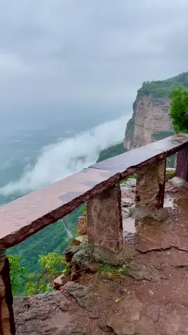 A beleza escondida de Henan O Monte Taihang deu o seu trecho mais bonito para Henan. Quem disse que Henan é só planície? Lá tem montanhas, tem rios e ainda inúmeras aldeias antigas. #MontanhasDeHenan #PaisagensDaChina #VilarejosAntigos  #tiktok 