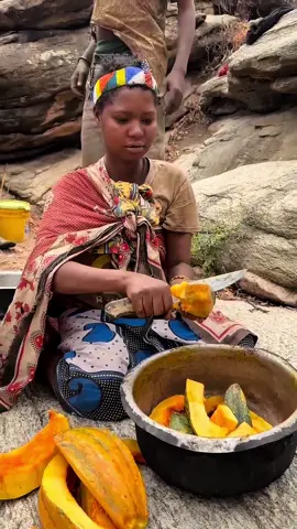 The happiness of children is to have meals with their parents every day, and after meals, their mother helps them take a shower#hadzabetribe #foryoupage #village #FoodLover #funny 