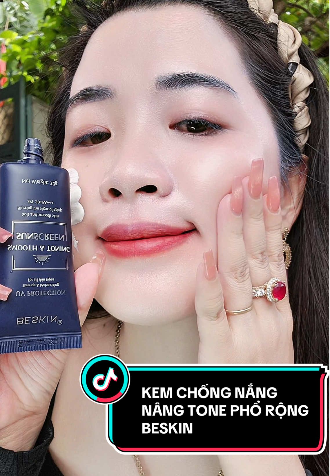 KEM CHỐNG NẮNG BESKIN 🌞✨ NÂNG TONE MỊN – THẤM NHANH 💦 🌈 Bảo vệ phổ rộng UVA/UVB SPF50+ PA+++ 💎 Finish mịn sáng, không vệt trắng – không bết rít 🌿 Dịu nhẹ, hợp da dầu mụn & da nhạy cảm 📑 Có giấy kiểm nghiệm (SPF đo được 78,2) 🧴 Thành phần nổi bật: ☀️ 4 màng lọc: Uvinul A Plus, Titanium Dioxide, Zinc Oxide, Octinoxate 💧 Glycerin, Panthenol (B5), Niacinamide 🌼 Chiết xuất Cúc La Mã – Rau Má – Ngải Cứu giúp dưỡng ẩm & làm dịu 👉 Cách dùng: ⏰ Thoa trước khi ra nắng 10–15 phút 💧 Da khô nên dưỡng ẩm trước để tránh bong tróc 🕶 Khi UV cao nhớ che chắn thêm để tối ưu bảo vệ 💖 Chị nào mê lớp nền da tự nhiên, sáng mịn thì “pick em này là chuẩn xịn!” #top1trendy #review #kemchongnang #kemchongnangnangtone #beskin#bes