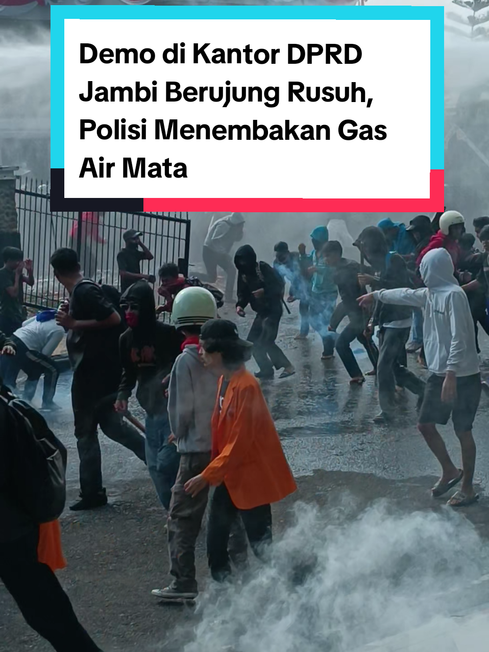 Demo di DPRD Jambi Berujung Rusuh, Polisi Menembakan Gas Air Mata #fyp #demodpr2025 #jambiviral #videoviral #beritaviral 
