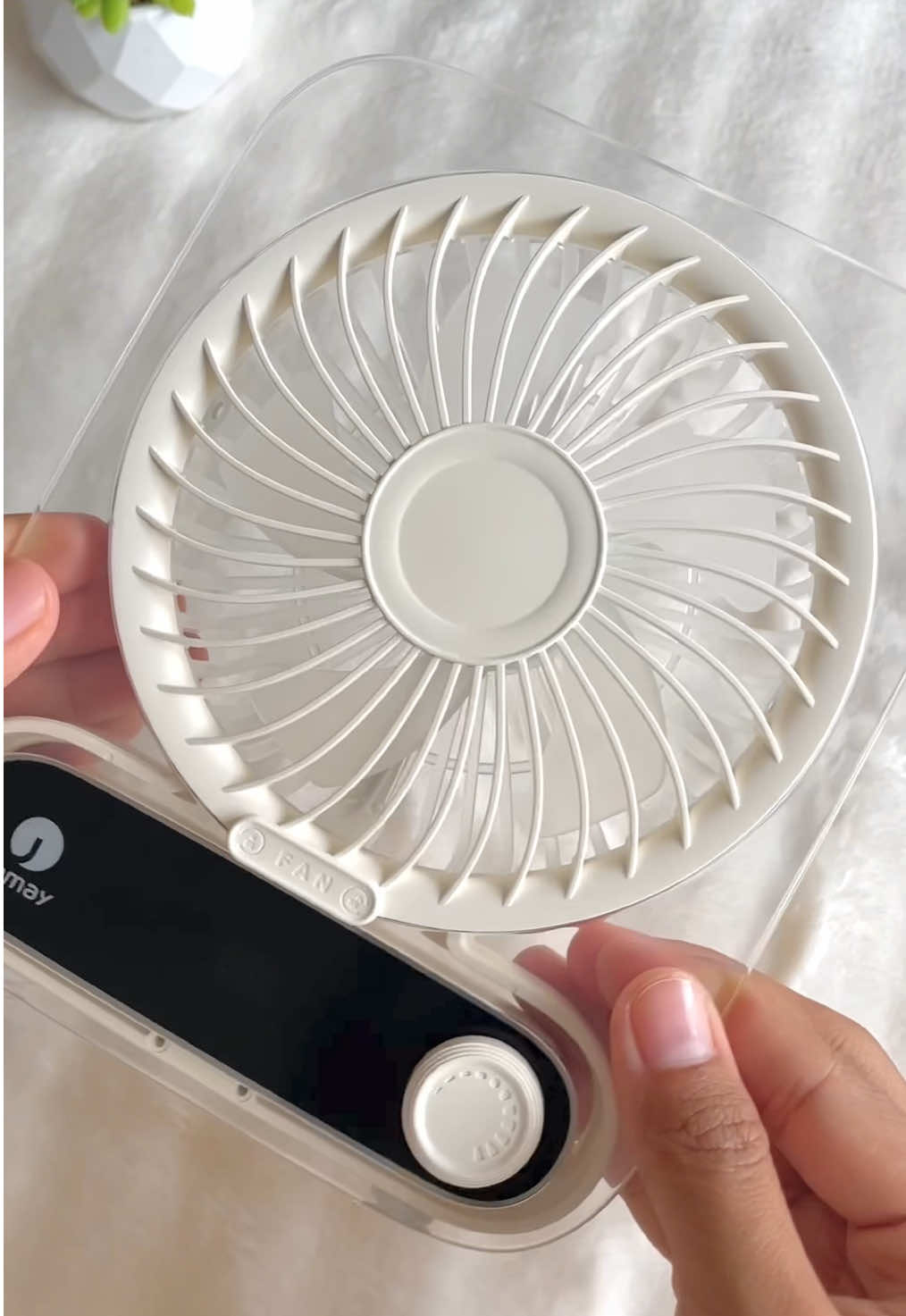 Lurve betul dengan mini table fan ni. Tak bising pun. Angin punn smooth je!! 🥥🤍🐻‍❄️🕊️🦢#portablefan #minitablefan #foryoupage #fyp 