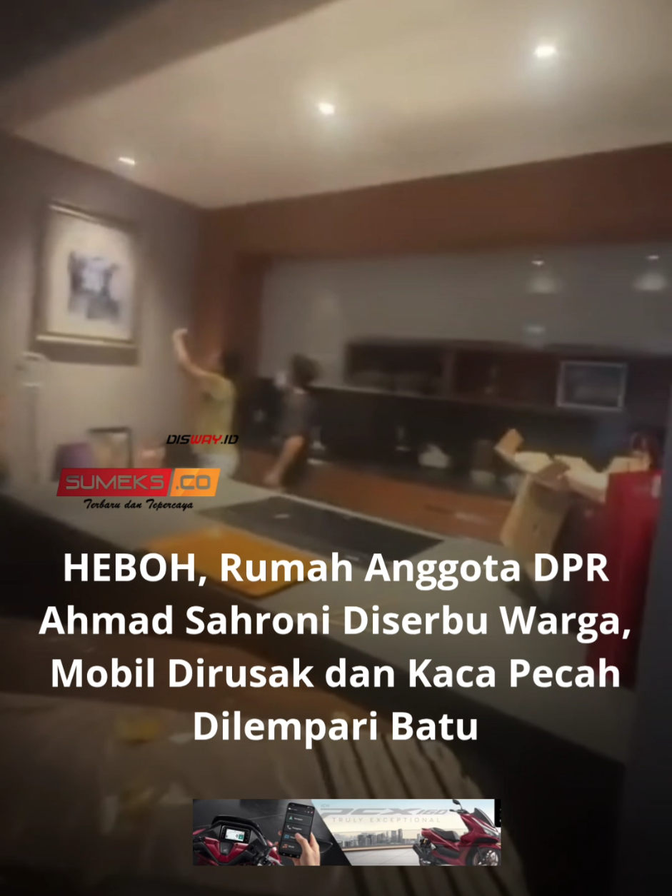 Jakarta, SUMEKS.CO- Suasana memanas terjadi di kawasan Gang Jalan Swasembada Timur XXII, Kelurahan Kebon Bawang, Tanjung Priok, Jakarta Utara. Kediaman milik anggota DPR RI Ahmad Sahroni digeruduk massa pada Sabtu 30 Agustus 2025. #ahmadsahroni #dpr #Viral #tiktokberita #fyp 