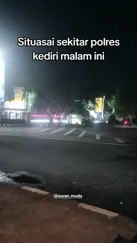 Situasai sudah kondusif sekitar mapolres kediri pasca unjukrasa sore tadi... dan kalau lintas sudah mulai normal.. #jejakkediri #awanmuda #lensakediri #unjukrasa #kediri 