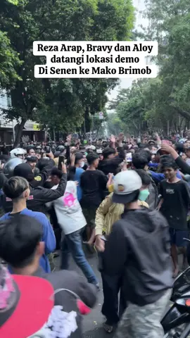 Kirain tadi mo mimpin demo, ternyata cuma nyambangin para anak didiknya dan mantau situasi 😂 #rezaarap #bravy #bravysonvconk #misteraloy #demobrimob #bubarkandpr #senen 
