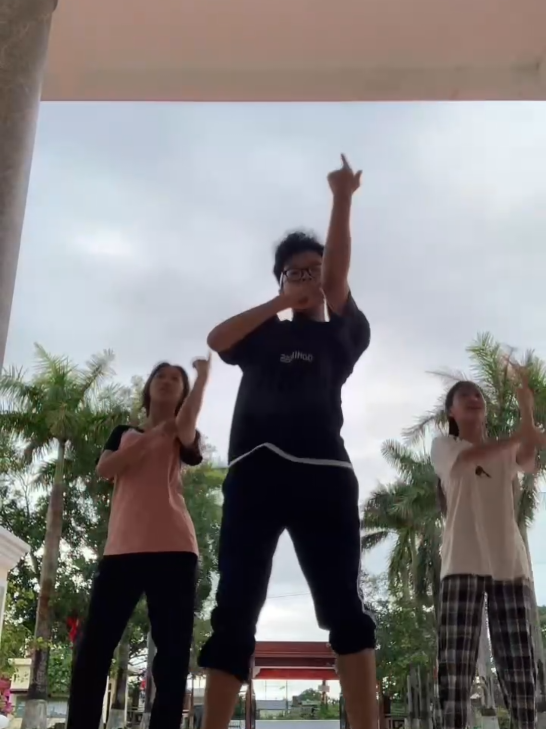 Mưa cũng không tha nhe dc:@Chí Hiểnn  @_ngongockhanhhan_ #xuhuong #dance #viral #fyb #thptbnghiahung 