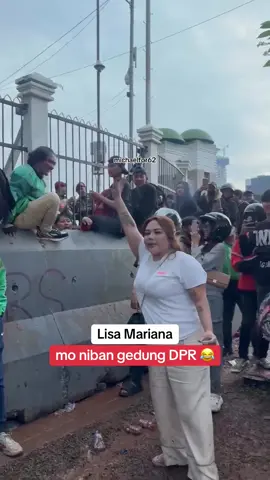 Lisa mariana datangi pendemo di depan gedung DPR RI #lisamariana #dpr #ojol #demo #lucu @lisamarianareal 