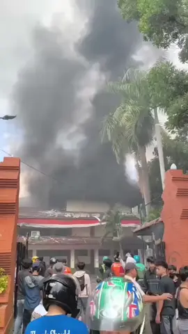 kantor DPR Cirebon di bakar🔥 #pesonacirebon #demo #dpr #fyp #cirebon 