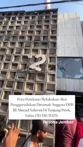 Ratusan orang menggeruduk rumah anggota DPR dari Fraksi Partai NasDem Ahmad Sahroni pada Sabtu (30/8) sore. Aksi massa di depan rumah Sahroni pun mulanya berjalan damai dan baik-baik saja. Mereka hanya berteriak dan menuntut Sahroni meminta maaf buntut pernyataannya soal rakyat yang menuntut DPR dibubarkan sebagai orang tolol. Tapi semakin sore, tanpa tahu apa pemicunya, sejumlah orang masuk ke rumah Sahroni. Beberapa di antara mereka yang berada di luar rumah juga melempari rumah Sahroni dengan batu dan kayu, mematahkan CCTV, merusak pagar. Sejumlah massa yang masuk juga keluar mengambil barang-barang dari rumah Sahroni. Ada yang mengambil pecahan dolar Singapura dengan nominal 1000 dan kemudian membagi-bagikannya ke orang yang di luar. Ada juga yang membawa uang pecahan dolar AS dengan nominal 100 dan membagikan ke massa yang datang.  Meski demikian, tidak ada satu orang petugas kepolisian pun yang berjaga di rumah Sahroni. https://www.cnnindonesia.com/nasional/20250830171122-20-1268295/rumah-anggota-dpr-ahmad-sahroni-di-priok-digeruduk-massa 🎥 selamat_menonton_ #pesonajember #jember #mediajember 