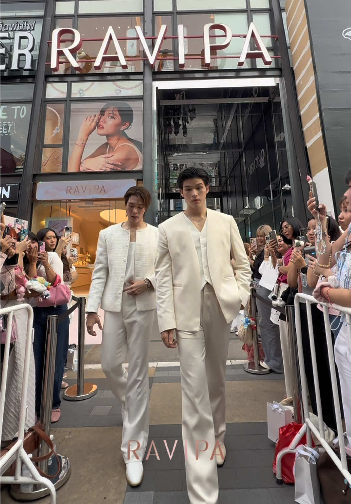 เปิดแล้วอย่างเป็นทางการแล้ววว 🎉 #RAVIPA Flagship Store สาขาใหม่ที่ Siam Square✨ใหญ่สุดถึง 3 ชั้น กลางสยาม งานเปิดตัววันนี้อบอวลไปด้วยบรรยากาศแห่งความรักและความทรงจำดี ๆ 🩵🩷 ขอบคุณคุณสกาย วงศ์รวี & คุณนานิ หิรัญกฤษฎิ์ และทุกคนที่มาร่วมสร้างโมเมนต์สุดพิเศษในวันนี้ไปพร้อมกับพวกเรานะคะ💎 ----------------------------------------- แล้วมาพบกันได้ที่ร้านใหม่ของ #RAVIPASiamSquare นะคะ มีครบทุกคอลเลคชั่นเลยค่ะ ใครอยากได้เครื่องประดับแบบคุณสกาย และคุณนานิ สามารถทักสอบถามแอดมิน หรือเข้าไปสอบถามน้อง ๆ ได้ที่หน้าร้าน RAVIPA นะคะ💫 ----------------------------------------- เข้าชมและสั่งซื้อสินค้าได้ที่ 📍 RAVIPA Flagship Store, Siam Square (ซอย 7) -------------------------------------- Copyright © 2025 RAVIPA. All rights reserved. . #RAVIPA #ravipajewelry #ravipareminder    
