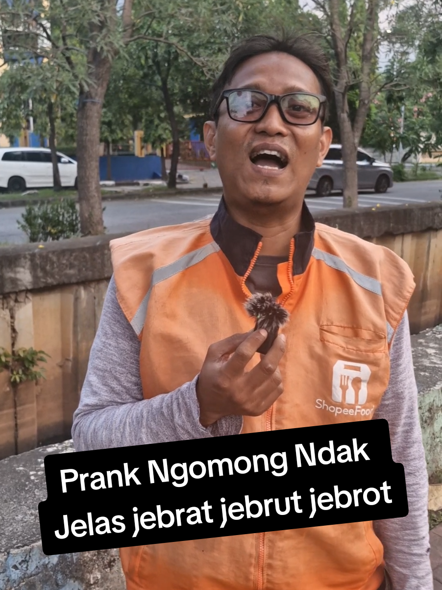 Prank Ngomong Ndak Jelas, wawancara tingkat dewa, dijamin debater juara dunia sampe ruang angkasa bakal plonga plongo 😆 #prank #prankvideo #fyppppppppppppppppppppppp #funny #videoviral 