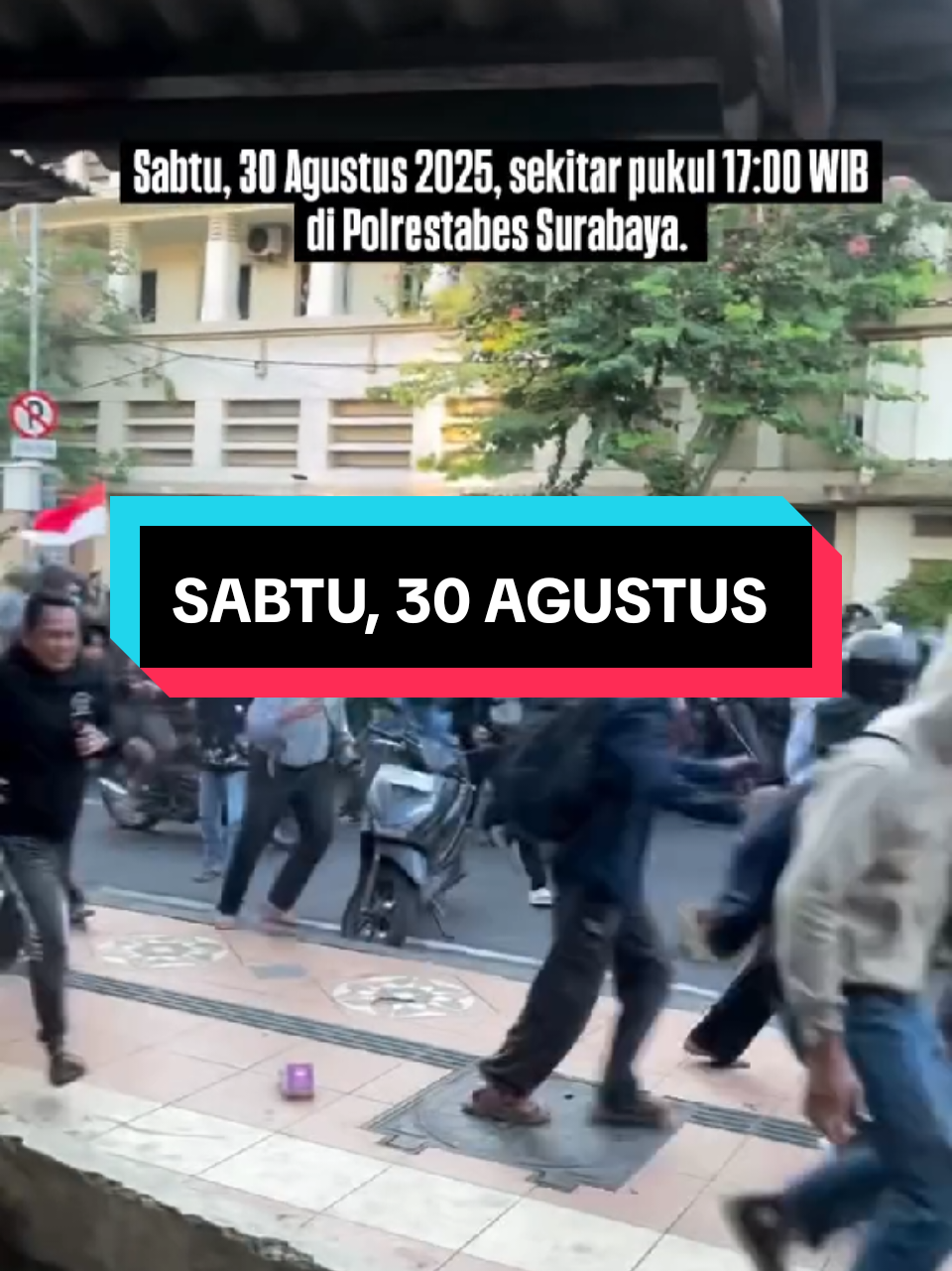 Sabtu, 30 Agustus 2025, sekitar pukul 17:00 WIB di Polrestabes Surabaya. G4s air m4ta mulai ditemb4kkan kepada demonstr4n. Intel membawa batang kayu dan m3mukul para demonstran.  #papua 