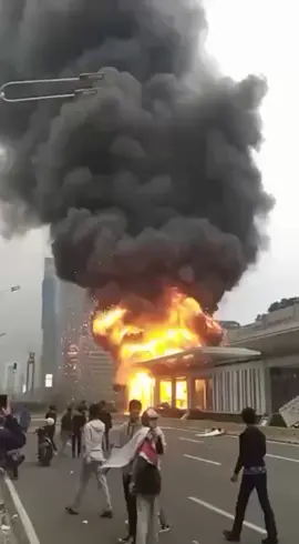 Bukan aspirasi, tapi skenario kotor. Demo ditunggangi Bohir Koruptor & Judol, anarko dijadikan alat. Rakyat sengsara, mereka untung. Lawan provokasi, jaga bangsa tetap aman!