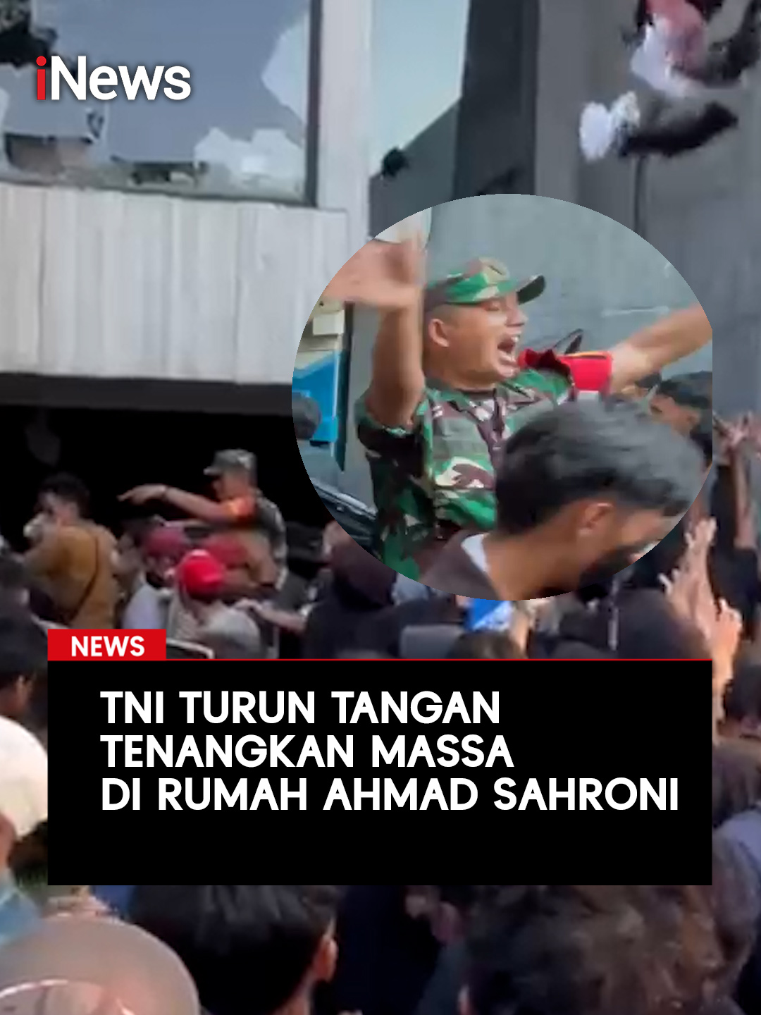 TNI turun tangan tenangkan massa yang menggeruduk kediaman Anggota DPR RI Ahmad Sahroni di Kelurahan Kebon Bawang, Tanjung Priok, Sabtu (30/8/2025). Terpantau, sebelumnya massa berkumpul di depan rumah Sahroni dan menyuarakan kekesalan mereka atas ucapan kontroversial politikus Partai NasDem itu. Baca selengkapnya hanya di https://www.inews.id/news #iNews #Sahroni #RumahSahroni #DPRRI