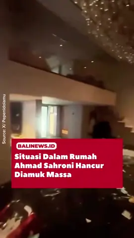Viral di media sosial, masyarakat memporak-porandakan kediaman Ahmad Sahroni, anggota Komisi I DPR RI dari Fraksi NasDem, di Tanjung Priok, Jakarta Utara, Sabtu (30/8/2025) sore. Insiden tersebut dipicu oleh pernyataan Sahroni yang menyebut gagasan “bubarkan DPR” sebagai “ide orang tolol sedunia”. Dalam rekaman siaran langsung di media sosial, terlihat massa berhasil menerobos ke dalam rumah yang berlokasi di Jalan Swasembada Timur XXII, Kebon Bawang, dan melampiaskan kemarahan dengan merusak sejumlah fasilitas di dalamnya. Selengkapnya di www.balinews.id