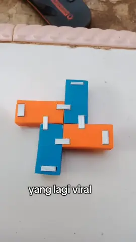 kalian sudah buat belum? Alat dan bahan 1, penghapus 4 2, isi steples 3, paku payung  cara membuat : susun penghapus seperti di video beri paku payung di tengah penghapus,kaitkan penghapus dengan isi steples. Gangsing siap di mainkan,#gangsing #penghapus #fyppppppppppppppppppppppp 