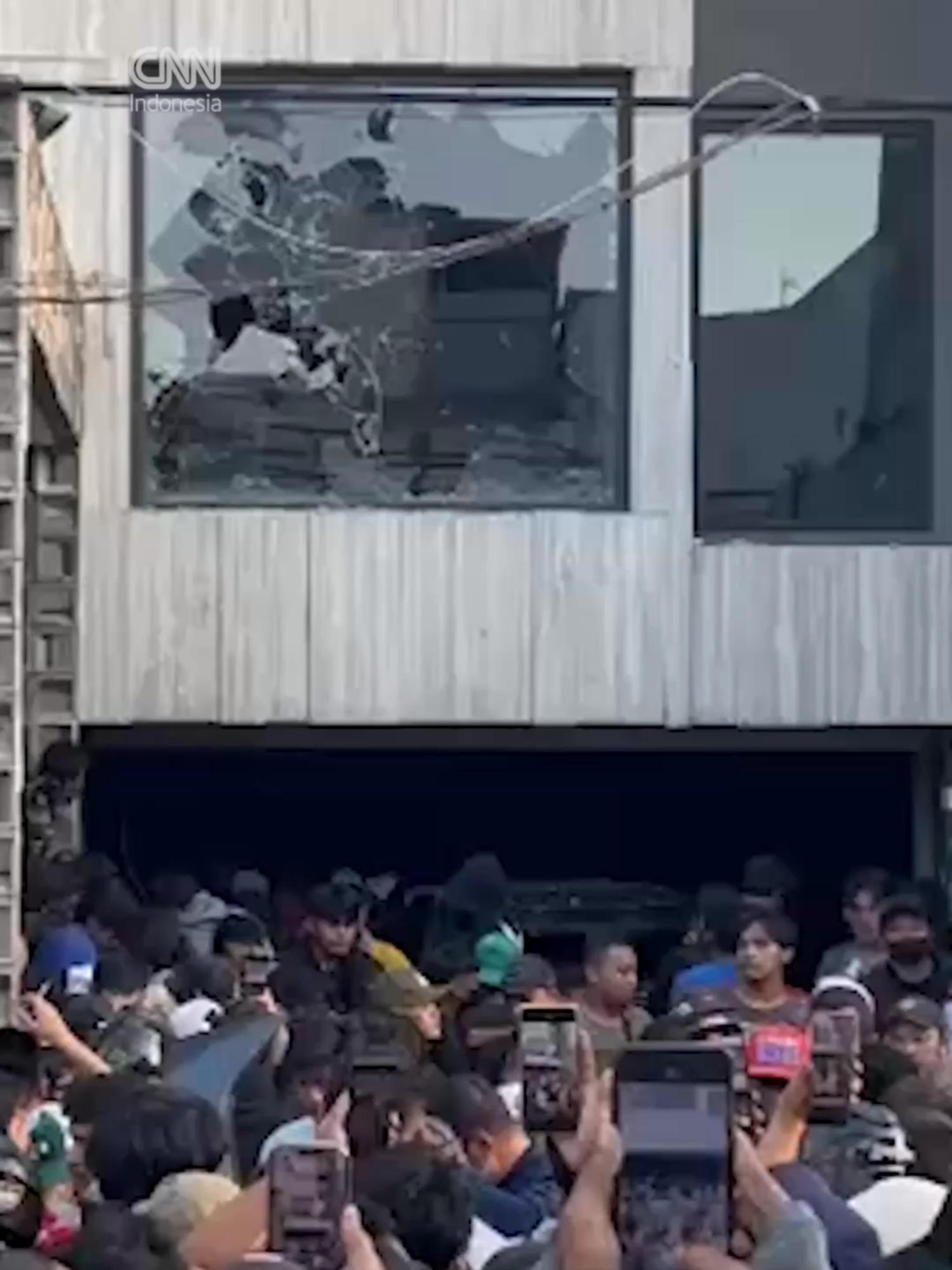 Rumah anggota DPR Ahmad Sahroni di Tanjung Priok jadi sasaran amuk massa hari ini. Sejumlah orang masuk ke dalam rumah, menjarah barang-barang, hingga merusak beberapa mobil mewah yang terparkir. Aparat kepolisian turun tangan untuk mengamankan lokasi sekaligus membubarkan massa. Sementara itu, Sahroni menyebut keluarganya dalam keadaan aman meski kondisi rumah porak poranda. Kejadian ini langsung jadi sorotan publik karena berlangsung di tengah situasi Jakarta yang sedang memanas. #cnnindonesia #dpr #syahroni