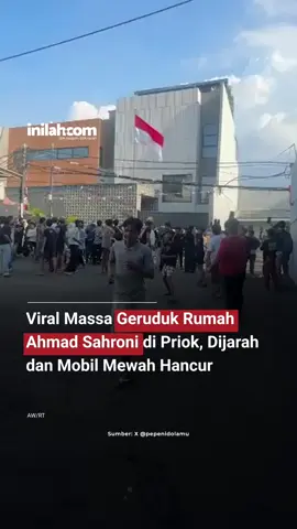 Rumah politikus Partai NasDem Ahmad Sahroni di Tanjung Priok, Jakarta Utara dirusak massa, Sabtu (30/8/2025). Tak hanya itu, massa yang berjumlah ratusan itu juga menjarah isi rumah tersebut. Dari video yang beredar di media sosial, tampak mobil Lexus yang terparkir di garasi sudah hancur. Massa yang tak puas juga merangsek masuk ke dalam rumah dan menjarah barang-barang seperti televisi, kursi, sepatu, brankas, serta action figure Iron Man. Baca selengkapnya https://www.inilah.com/rumah-ahmad-sahroni-dijarah-massa-action-figure-iron-man-jadi-sorotan #InilahNews #TanjungPriok #AhmadSahroni #Inilahcom #titiktengah #titikcerah 