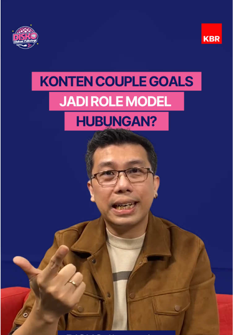 “Couple goals” sering dianggap hal yang manis, tapi sebenarnya bisa jadi pedang bermata dua. Di satu sisi, melihat pasangan yang saling support, romantis, dan tumbuh bersama bisa jadi inspirasi. Tapi kalau jadi standar yang harus ditiru, justru bikin hubungan terasa penuh tuntutan dan jauh dari keaslian. Terus bisa ga sih konten “couple goals”? ini jadi role model dalam hubungan? Di Podcast Disko “Diskusi Psikologi” kali ini, kita bakal ngobrol soal gimana cara kenali tanda-tanda love scamming, biar nggak gampang ketipu, dan gimana caranya tetap bisa bangun hubungan yang tulus serta sehat bareng Relationship Coach, Lex De Praxis. Beberapa hal penting yang bisa kamu dengar di episode ini, diantaranya: - cara mengenali modus penipuan berkedok cinta - tips menghindari lovescamming - kiat membangun hubungan sehat Podcast Disko “Diskusi Psikologi” hadir menemani dan membantu kamu memahami isu-isu kesehatan mental yang akrab dengan kehidupan sehari-hari mulai dari dinamika pertemanan, dilema karier, hingga urusan hati yang seringkali rumit. Dipandu oleh psikolog klinis dan narasumber yang kompeten, setiap episode dikemas secara hangat, santai, dan penuh makna. Diskusi Psikologi menjadi ruang aman untuk mengenal diri sendiri, memahami perasaan, dan menemukan insight baru. Dengar dan tonton Podcast Disko di KBR.ID, Spotify, dan kanal YouTube KBR.Podcast Disko, Karena Kamu Sepenting Itu! #DISKO #DiskusiPsikologi #Podcast #CoupleGoals