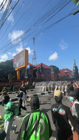 Rusuh depan polda bali
