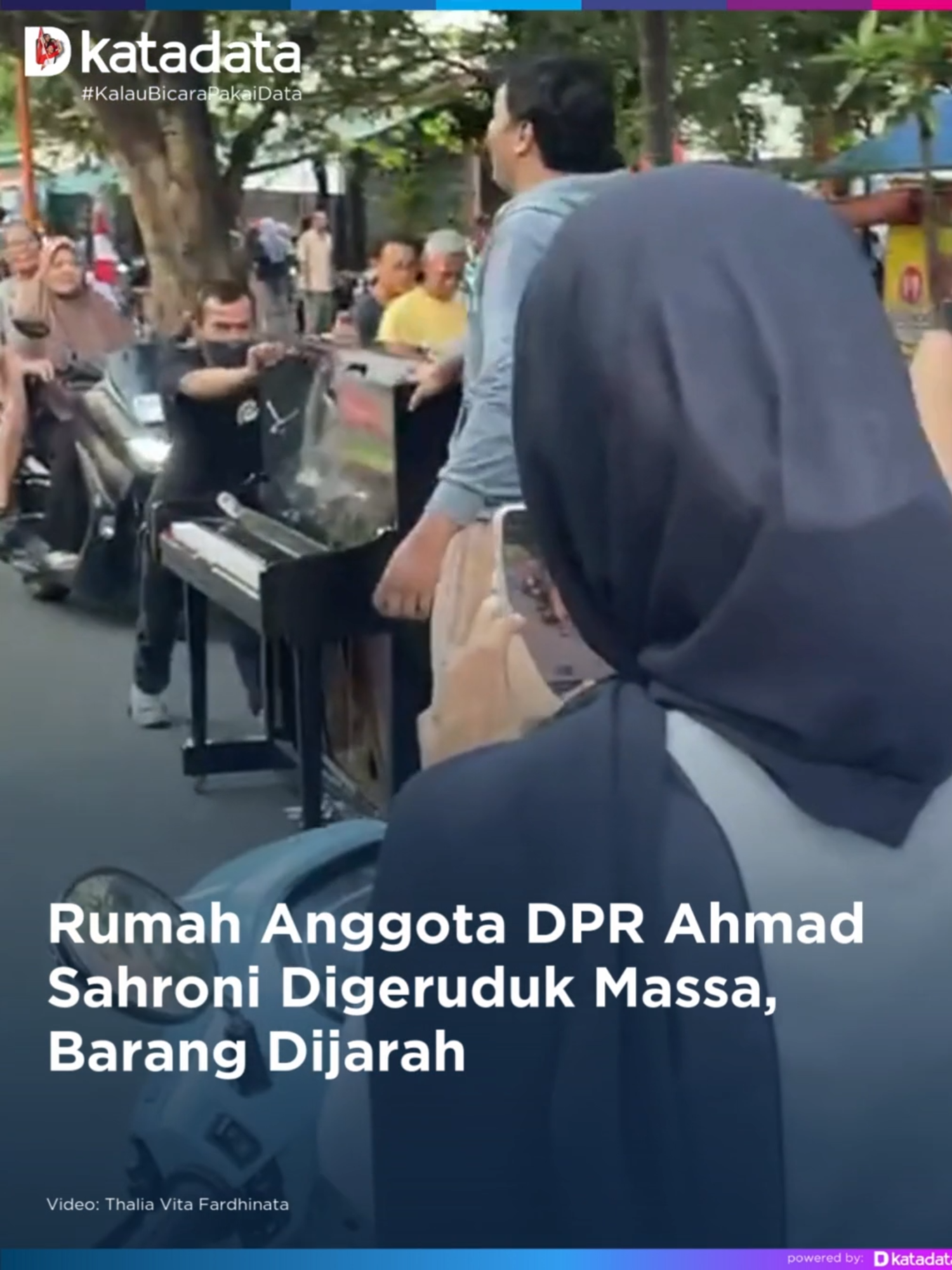 Sejumlah massa menggeruduk rumah Anggota DPR dari fraksi Nasdem Ahmad Sahroni yang berada di Tanjung Priok, Jakarta Utara, pada Sabtu (30/8). Mereka juga terpantau mengambil beberapa barang. Dikutip dari siaran televisi iNews, rumah Ahmad Sahroni benar digeruduk warga. Sementara siaran televisi CNN dan Liputan 6 menyebutkan warga juga menjarah. Merujuk pada siaran televisi Liputan 6, warga menjarah beberapa barang seperti action figure dan televisi. Mobil yang diparkir juga tampak rusak. Berdasarkan keterangan warga sekitar bernama Thalia Vita kepada Katadata.co.id, beberapa orang terlihat membawa AC, mesin cuci, dan televisi. Akan tetapi, warga di sekitar mulai memblokir jalan sekitar pukul 16.40 WIB. Selain itu, aparat kepolisian mulai melakukan penjagaan. Katadata.co.id mengonfirmasi hal ini kepada Ahmad Sahroni, politisi Nasdem sekaligus wakil ketua Komisi XII DPR Sugeng Suparwoto dan Sekretaris Jenderal (Sekjen) Partai Nasdem Hermawi Taslim mengenai hal itu, namun belum ada tanggapan. Berdasarkan pantauan Katadata.co.id merujuk pada live beberapa akun di TikTok, massa mulai berdatangan ke rumah yang disebut milik Ahmad Sahroni pada pukul 15.00 WIB. Tampilan rumah yang didatangi dan dijarah massa sebagaimana terlihat di live TikTok itu, mirip dengan rumah yang didatangi selebritas Raffi Ahmad saat berkunjung ke rumah Ahmad Sahroni. Kreator konten: Yelinda Editor: Desy Setyowati #AhmadSahroni #DPRRI #MassaAksi #KatadataUpdate #Katadatacoid #KalauBicaraPakaiData