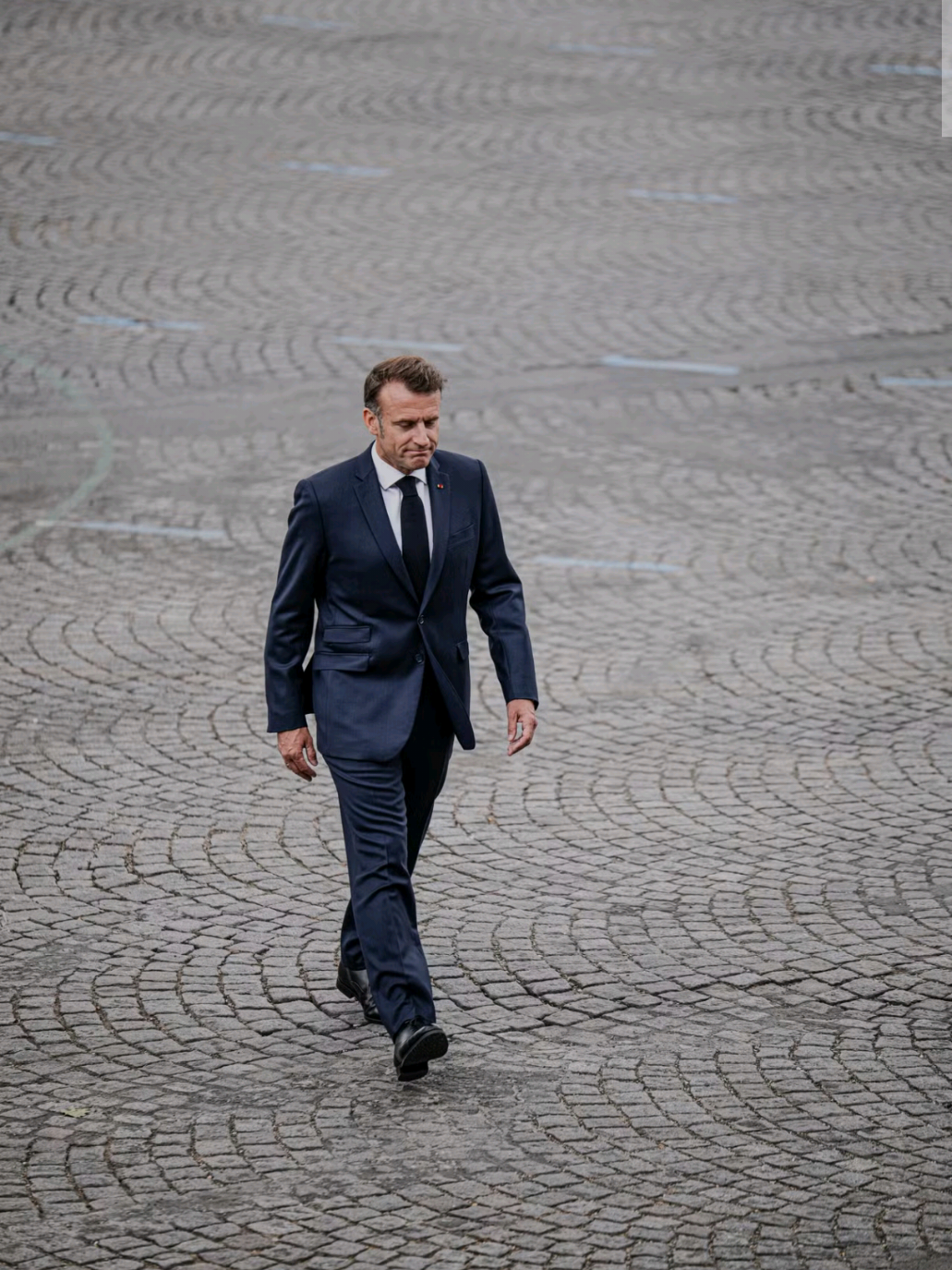 Emmanuel Macron réaffirme vouloir terminer son mandat malgré le vote de confiance décisif du 8 septembre. François Bayrou défend son plan d’économies, mais l’opposition de gauche se dit prête à prendre le relais. Une semaine cruciale pour l’avenir politique du pays. 🇫🇷⚖️ #Macron #Bayrou #Politique #France #AssembléeNationale