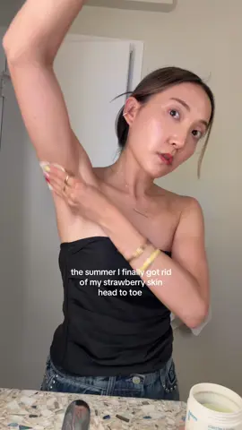 the first summer my body skin (backne, KP, bump skin on legs) has all stayed in the clear!! combination of dry brushing, using right body cleansers and body polish, glycolic acid body mist, salicylic acid 1-2x a week on armpits, korean bathhouse. #bodycare #drybrush #glycolicacid #strawberryskin #kp 