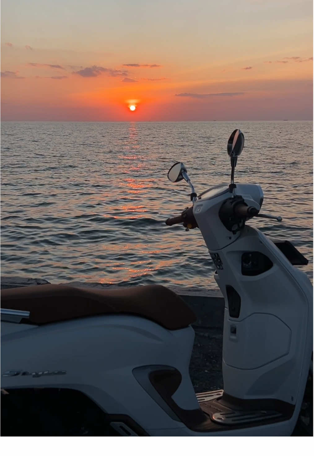Udah paling bener ini, sunsetan ditemani stylo 🛵💨🌅