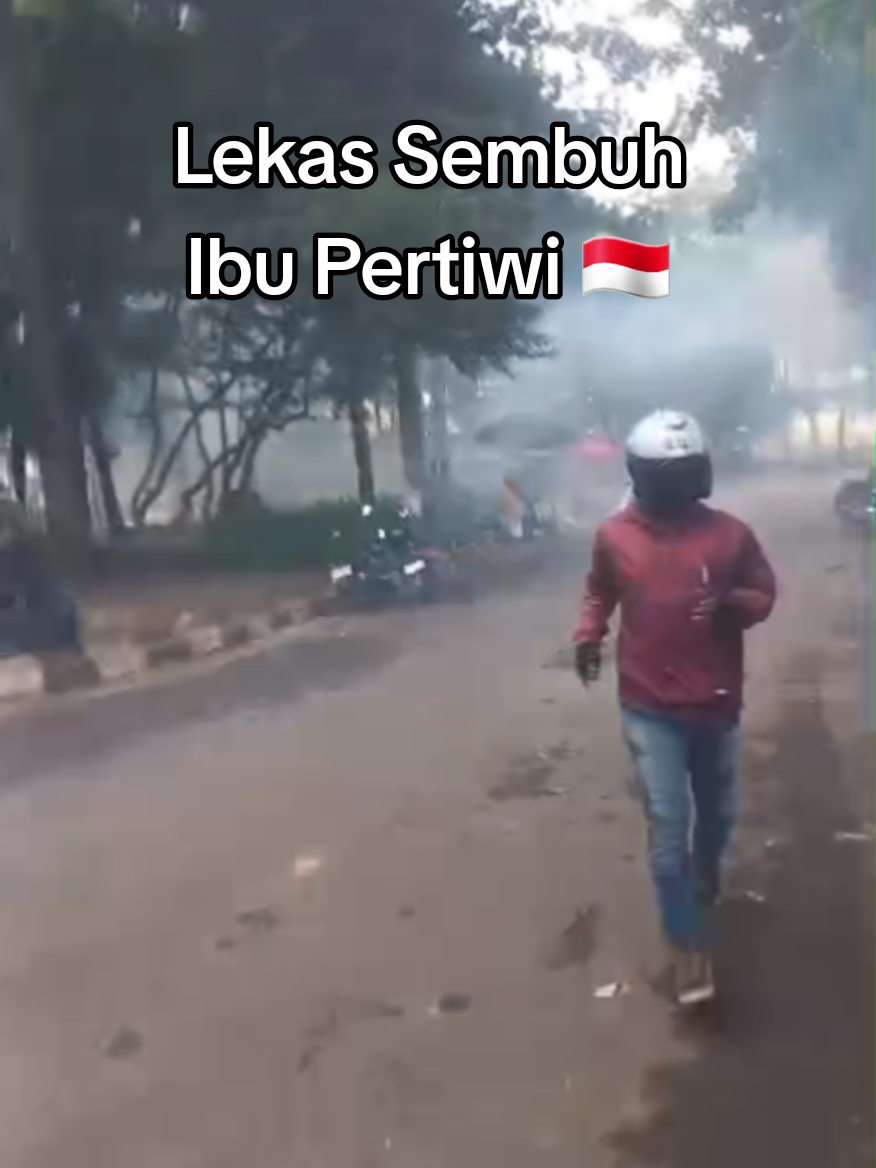 Kondisi Sore Hari Sabtu, 30 Agustus 2025, Gedung DPRD Kota Bandung - Jawabarat. Aksi Aparat menembakan gas air mata tanpa pandang bulu #DemoBandung #aksidemo  #BandungBergerak #SuaraRakyat #DPRDBandung