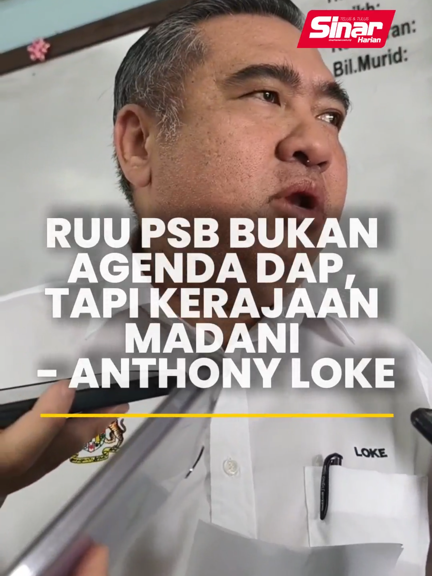 RUU PSB bukan agenda DAP, tapi Kerajaan Madani - Anthony Loke Setiausaha Agung DAP, Anthony Loke Siew Fook menegaskan Rang Undang-Undang (RUU) Pembaharuan Semula Bandar(PSB) 2005 bukanlah agenda parti itu sebaliknya agenda Kerajaan Madani, lapor wartawan Sinar Harian, Syamilah Zulkifli. Beliau berkata, tidak wajar DAP dituduh mempunyai agenda tertentu hanya disebabkan menteri yang membentangkan RUU tersebut datangnya daripada parti berkenaan. Copyright disclaimer: Segala penyuntingan video adalah hak cipta terpelihara milik Sinar Harian. #SinarHarian #BeritaSemasa #URA #PSB #RUUPSB #URAACT #Anthonyloke