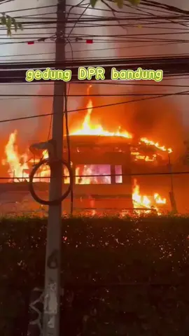 “Indonesia Gawat Darurat! 🔥 Hampir seluruh gedung DPR dibakar massa. Suara rakyat memuncak jadi amarah.”