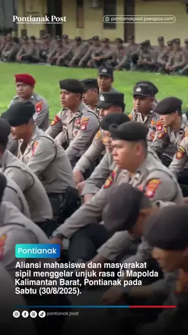 Aliansi mahasiswa dan masyarakat sipil menggelar unjuk rasa di Mapolda Kalimantan Barat, Pontianak pada Sabtu (30/8/2025).
 
 Massa yang berjumlah ratusan orang itu melakukan orasi di depan gerbang Mapolda Kalbar, sebelum akhirnya berhasil masuk ke halaman Polda Kalbar. 
 
 Satu per satu perwakilan dari masing-masing organisasi, melakukan orasi. Mereka menyoroti berbagai Tindakan represif yang dilakukan aparat selama aksi di Kalimantan Barat. Mereka juga menyebut “Polisi Pembunuh”, atas insiden Affan Kurniawan, seorang ojek online yang terlindas mobil taktis Polisi, di Jakarta. 
 
 Setelah berorasi, para demonstran ini menggelar sidang rakyat, dengan terdakwa Kapolda Kalbar Irjen Pol Pipit Rismanto dan Kapolresta Pontianak, Kombes Pol Suyono, atas tindakan represif yang dilakukan anak buahnya terhadap sejumlah pengunjuk rasa, pada aksi 27 Agustus 2025 dan 29 Agustus 2025.
 
 Hanya saja, pada sidang rakyat tersebut, Kapolda Kalbar tidak hadir, dan massa hanya mengadili Kapolresta Pontianak, Kombers Pol Suyono, didampingi Kombes Pol Arief. 
 
 Pada persidangan rakyat itu, mereka menuntut Kapolri Jenderal Listyo Sigit Prawobo untuk mencopot Kapolda Kalbar Irjen Pol Pipit Rismanto, karena telah terbukti memerintahkan anak buahnya untuk melakukan Tindakan kekerasan atau represif terhadap aksi massa. 
 
 Selain itu, mereka juga menuntut Kapolresta Pontianak Kombes Pol Suyono untuk mengundurkan diri dari jabatannya.   
 
 Setelah menggelar sidang rakyat, masing-masing  perwakilan dari organisasi menandatangi tuntutan yang kemudian diserahkan kepada pihak kepolisian. 
 
 Setelah tuntutan disampaikan, massa aksi pun membubarkan diri. Sebagian dari mereka menuju Gedung DPRD Kalimantan Barat.