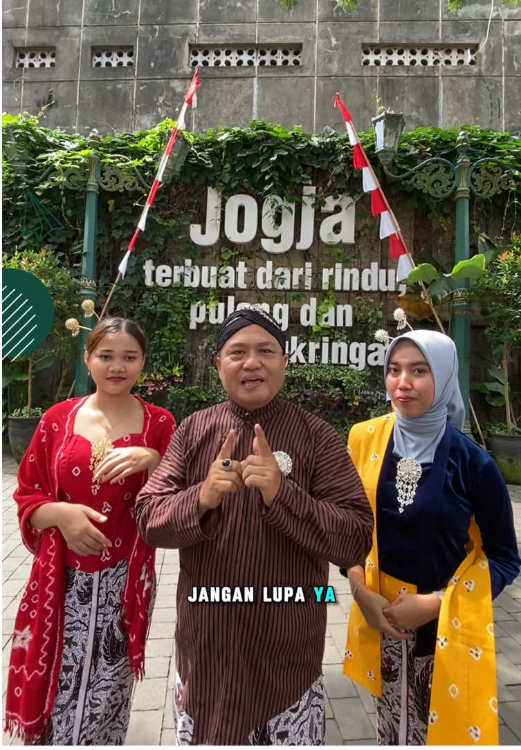 Mau vibes Jogja yang nggak cuma sekedar jalan-jalan? Coba deh foto pake baju adat di Juragan Jogja. Dijamin hasilnya kece, estetik, dan bikin feed makin hidup🌟 Di Juragan Jogja, kamu nggak cuma foto biasa, tapi dapet paket lengkap buat kenangan terbaikmu! ✅ Koleksi baju adat Jogja yang lengkap & beragam ✅ Make up & hairdo biar makin anggun/gagah ✅ Fotografer profesional siap arahkan pose ✅ Ruang ganti yang bersih dan luas ✅ Pelayanan yang baik dan ramah  Yuk mampir ke Juragan Jogja, karena setiap momen berharga pantas diabadikan dengan istimewa!🤩