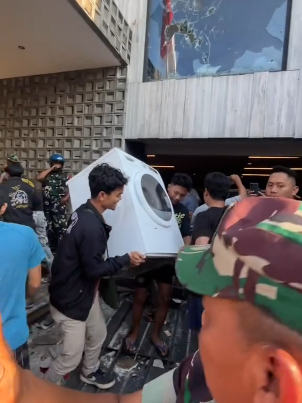 kondisi rumah sahroni #indonesia #ahmadsaroni #rumahsahroni #jakarta #demo 