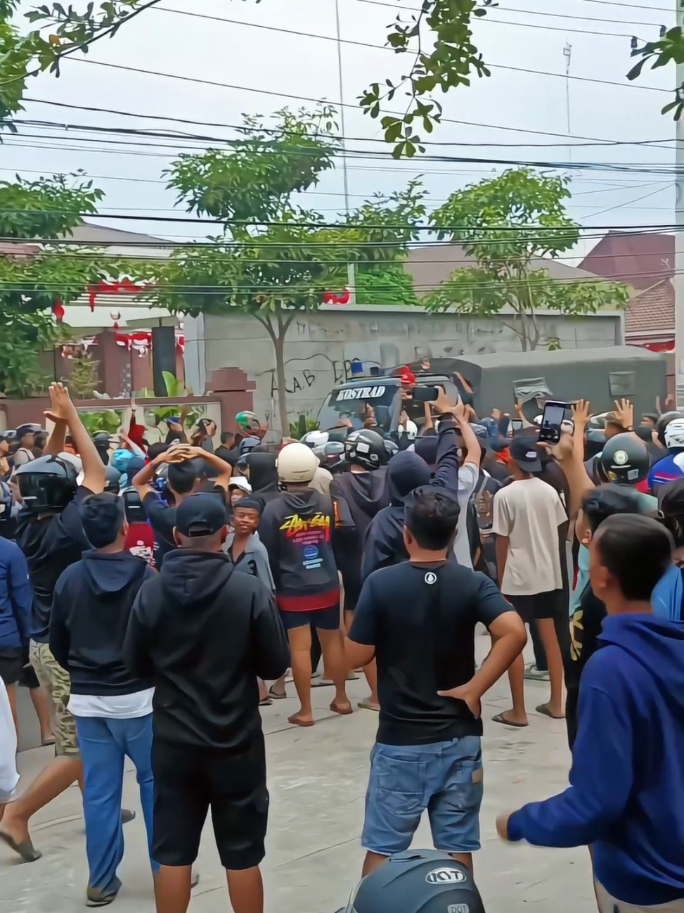 Demo hari ini di depan kantor DPRD Kota Madiun #madiun24jam #demo #bubarkandpr #madiun #fyp 