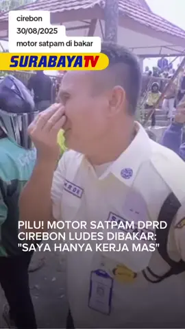 Sebuah video yang menunjukkan momen pilu seorang petugas keamanan dalam (satpam) di Kantor DPRD Kabupaten Cirebon, Jawa Barat, viral di media sosial. Dalam rekaman tersebut, sang satpam terlihat menangis histeris setelah sepeda motor miliknya menjadi korban amuk massa saat aksi demonstrasi yang berakhir ricuh pada Sabtu (30/8/2025). Video yang diunggah oleh akun Instagram @majeliskopi08 tersebut memperlihatkan petugas berseragam satpam dengan emblem Polda di lengannya tampak begitu terpukul. Ia tak kuasa menahan air mata melihat harta satu-satunya, sepeda motor yang biasa digunakan untuk bekerja, hangus dilalap api. Menurut keterangan unggahan, insiden ini terjadi saat unjuk rasa di depan Kantor DPRD Kabupaten Cirebon di Kecamatan Sumber. Aksi yang semula bertujuan untuk menyampaikan aspirasi kemudian memanas hingga tak terkendali. #viral #beritaviral #beritaterkini #demoDPR #surabayatv 