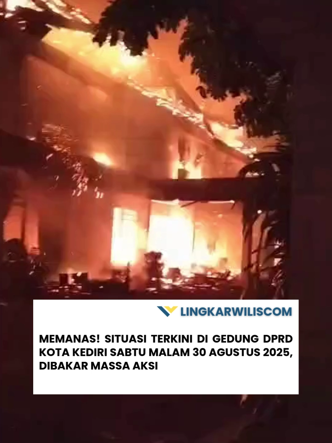 Memanas! Situasi terkini Gedung DPRD Kota Kediri dibakar massa aksi #fypシ゚ #fypage #viral #berita #lingkarwilis #demo #unjukrasa #dprri #ojekonline #ojol #gojek #grab #gojekindonesia #polisi #polreskediri #polreskedirikota #satlantaspolreskediri #satlantaspolreskedirikota #kediri #fyp #dprdkediri #dprd #dprdkedirikota
