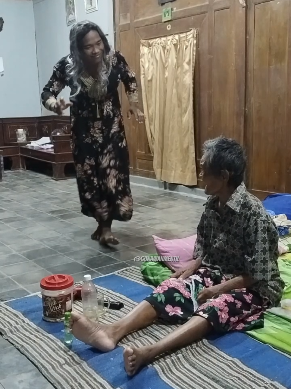 simbok teriak teriak lihat saya joged akan kulakukan demi simbok bahagia semoga simbok cepat sembuh 🤲 #gunawanmentil #tranding #viralindonesia 