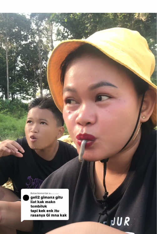 Membalas @a............ kalo di gigit ada manis2 nya,,aplg yg tembiluk hitam bgini rasax ad manisx,,tapi kalo aku lgsung telan jadi yg di rasa cuma asin,,asam dan pedas tapi segeeeeer,,aplg kuah nya di seruput suegeeerrrr…#fypシ゚ #fyppppppppppppppppppppppp #viral #tembiluk 
