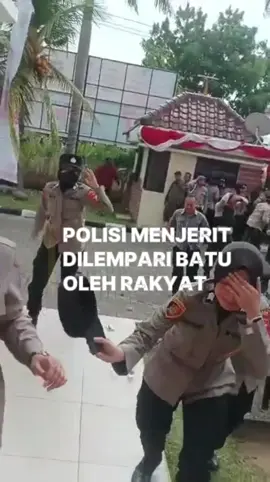 POLISI DILEMPARI BATU  menurut Kamu Salah Gak?  #polisi #demo #jakarta #lemparbatu #rakyatindonesia 