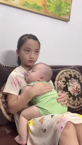 Nhất định đợi bằng được chị đi học về ru nó mới ngủ 😄#béyêu 