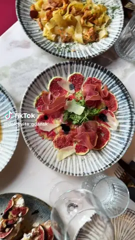 🍂 Jesień w Dolce Vita smakuje figami, kurkami i winem Marsala. Zapraszamy na naszą nową, sezonową wkładkę menu – pełną aromatów włoskiej kuchni i jesiennych składników. Od carpaccio z fig i szynki San Daniele, przez pappardelle z kurkami, aż po tartę pistacjową z włoską bezą… Dolce Vita to smak włoskiej jesieni w sercu Gdańska. 🇮🇹#MangiaConBartek #FoodTok #SeafoodTok #seafoodboil #gdansk @dolcevita.gdansk 